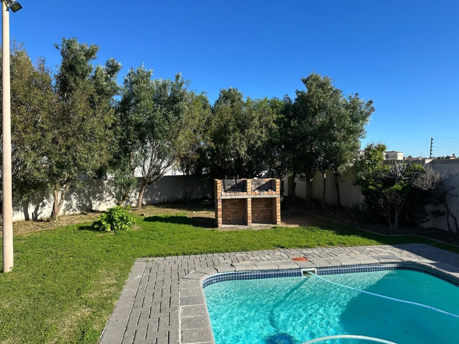 2 Bedroom Property for Sale in Whispering Pines Western Cape